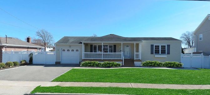 Attached, Exterior, Facade, Cape Cod