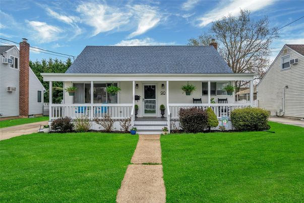 Exterior, Facade, Cape Cod