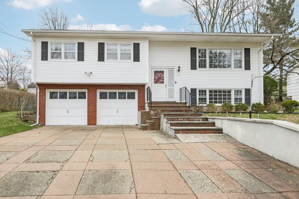 Attached, Exterior, Facade, Brick Facade, Raised Ranch