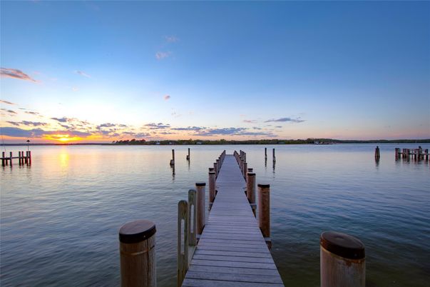 Exterior, Lake