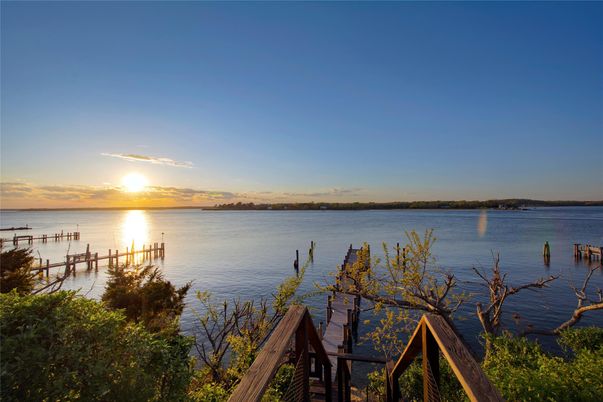 Exterior, Lake