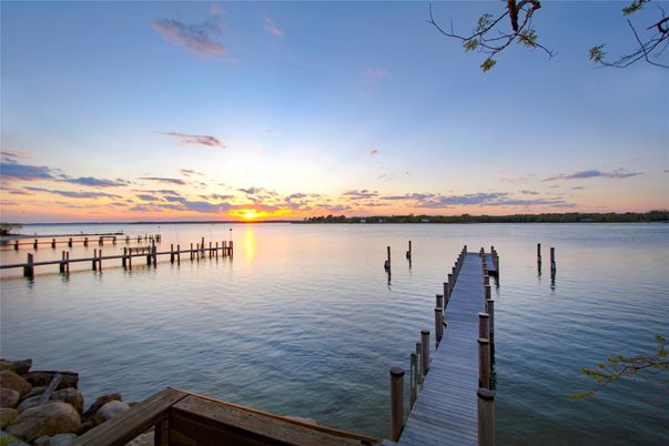Exterior, Lake