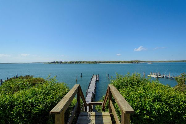 Exterior, Lake