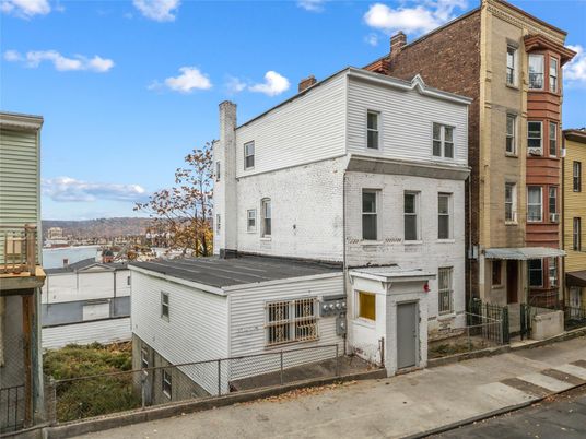 Exterior, Facade, Rowhouse