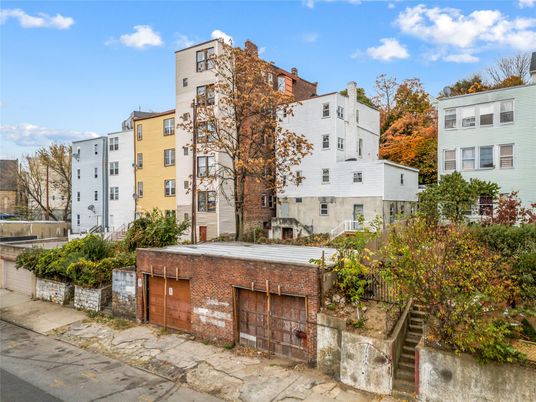 Attached, Exterior, Facade, Rowhouse