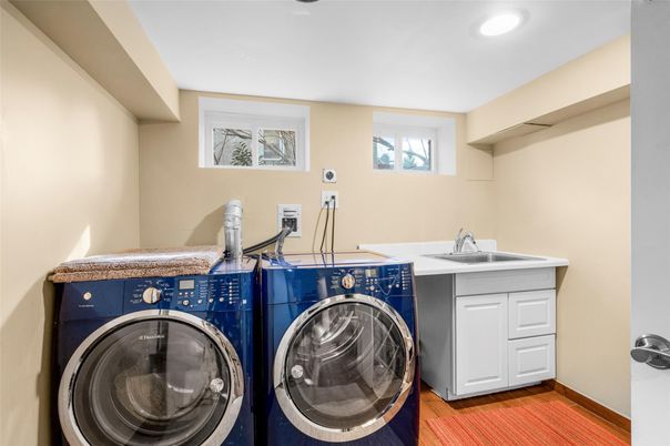 Interior, Recessed Lighting, Washer, Wood Texture Flooring