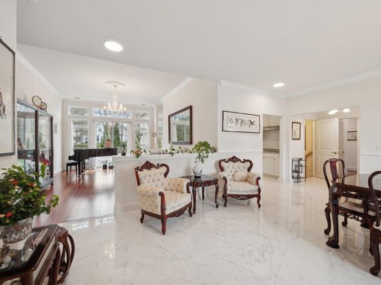 Chandelier, Dining room, Interior, Living room, Marble, Piano, Recessed Lighting