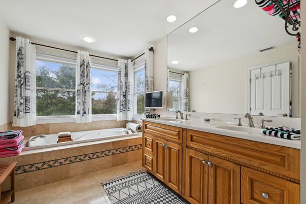 Bathroom, Dual Sink Vanities, Interior, Recessed Lighting