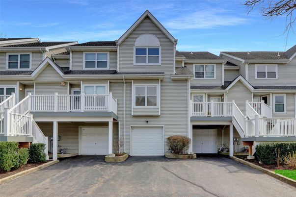 Attached, Exterior, Facade, Rowhouse