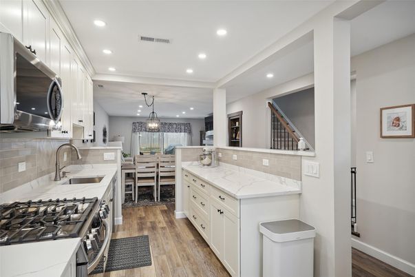 Chandelier, Dining room, Interior, Kitchen, Pendant Lights, Recessed Lighting, Stainless Steel Appliances, Wood Texture Flooring
