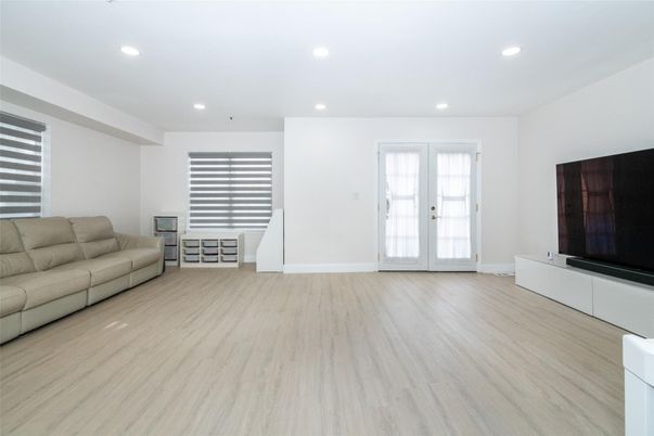 Interior, Recessed Lighting, Wood Texture Flooring