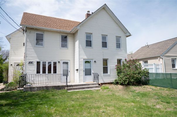 Attached, Exterior, Facade, Farmhouse
