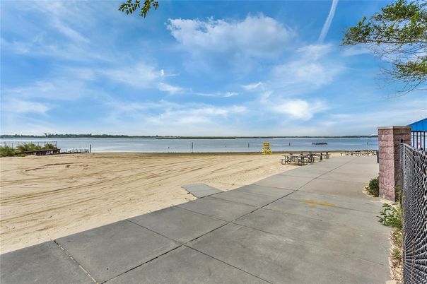 Exterior, Lake