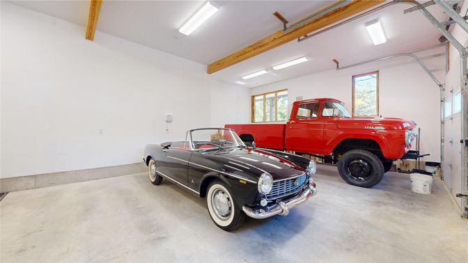 Garage, Interior, Wooden Beams