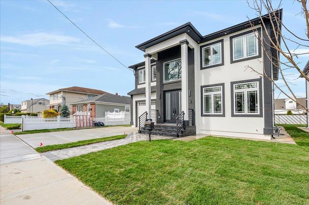 Backyard, Exterior, Facade, American Foursquare
