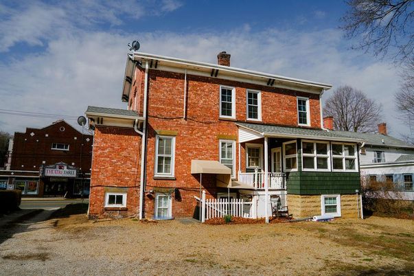 Exterior, Facade, Brick Facade, Raised Ranch