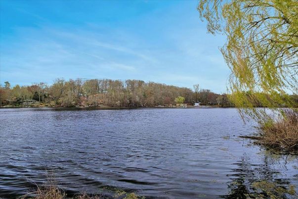 Exterior, Lake