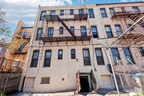 Exterior, Facade, Brownstone