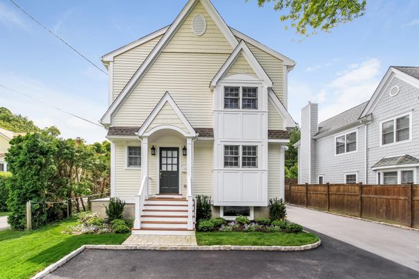 Exterior, Facade, Queen Anne Victorian