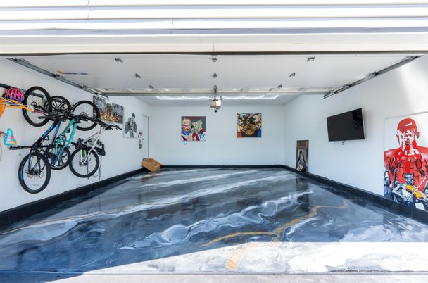 Garage, Interior