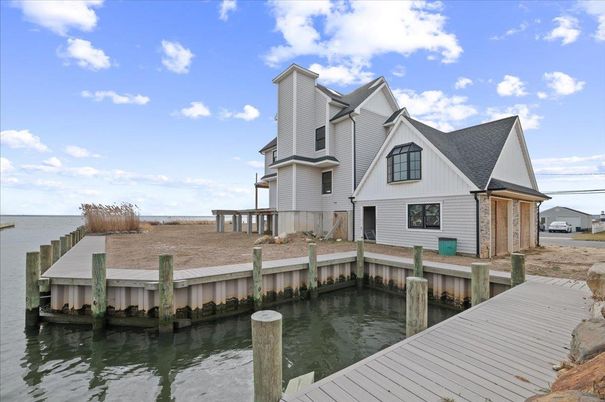 Exterior, Lake