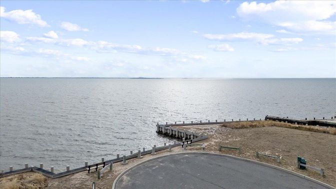 Exterior, Lake
