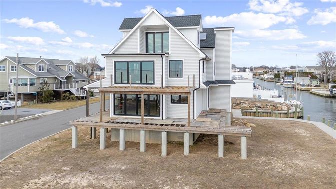 Exterior, Lake