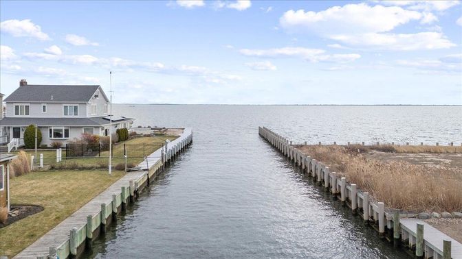 Exterior, Lake