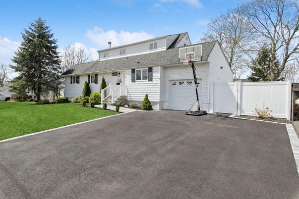Attached, Exterior, Facade, Cape Cod
