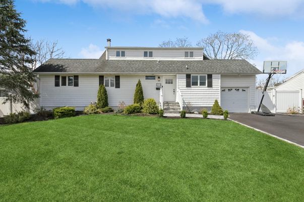 Attached, Exterior, Facade, Cape Cod