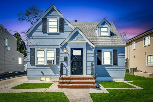 Exterior, Facade, Cape Cod
