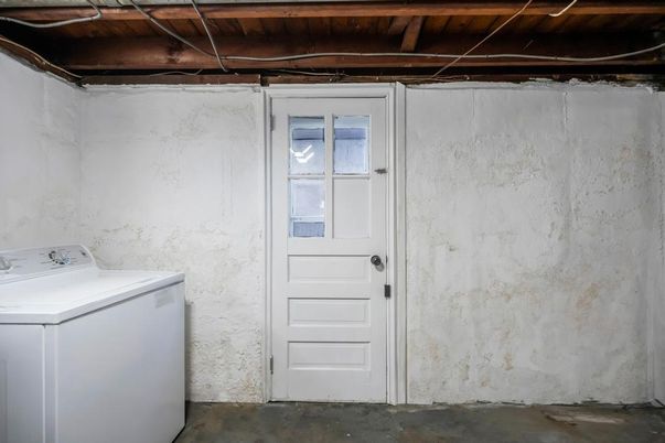 Interior, Washer, Wooden Beams
