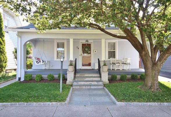 Exterior, Facade, Ranch