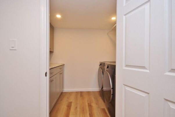 Interior, Recessed Lighting, Washer, Wood Texture Flooring