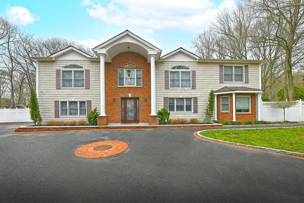 Exterior, Facade, Brick Facade, Split Level