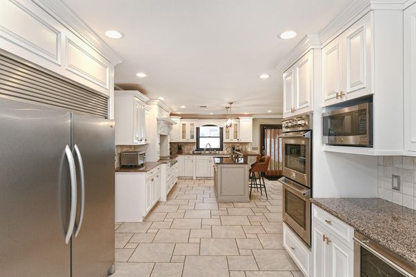 Dining room, Interior, Kitchen, Pendant Lights, Recessed Lighting, Stainless Steel Appliances