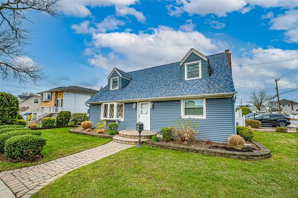 Exterior, Facade, Cape Cod