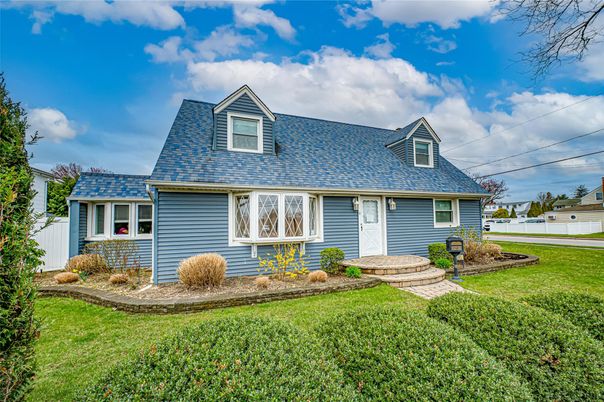 Exterior, Facade, Cape Cod