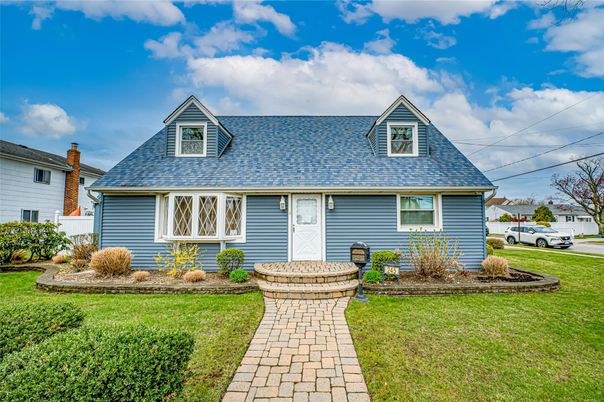 Exterior, Facade, Cape Cod