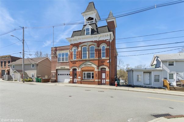 Attached, Exterior, Facade, Queen Anne Victorian