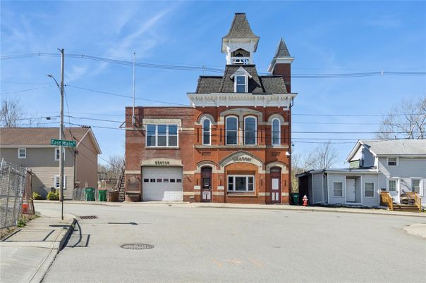 Attached, Exterior, Facade, Brick Facade, Queen Anne Victorian