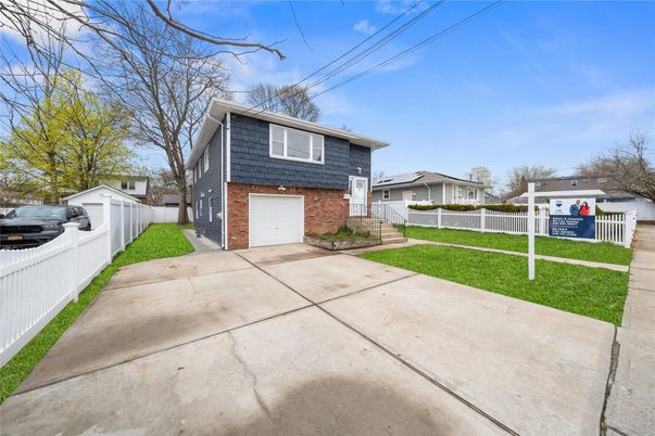 Attached, Exterior, Facade, Brick Facade, Raised Ranch