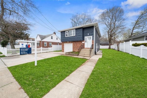 Attached, Exterior, Facade, Brick Facade, Raised Ranch