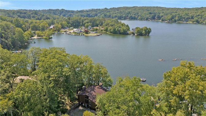 Exterior, Lake
