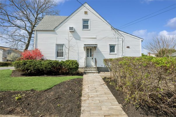 Exterior, Facade, Farmhouse