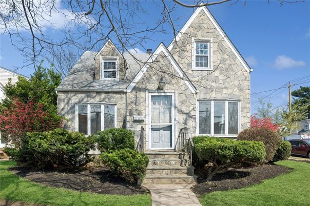 Exterior, Facade, Queen Anne Victorian