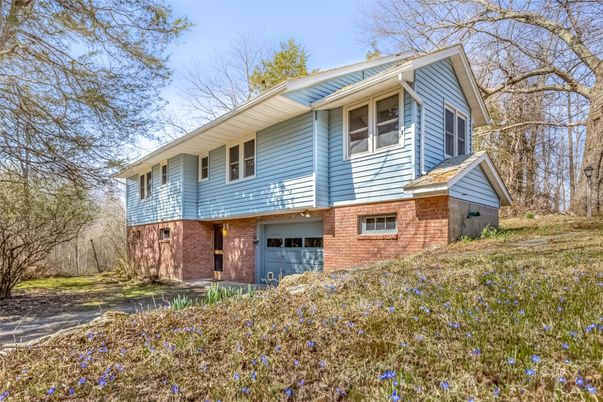 Attached, Exterior, Facade, Brick Facade, Raised Ranch