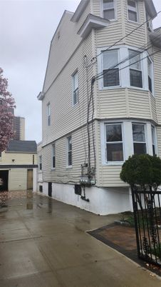 Exterior, Facade, Rowhouse