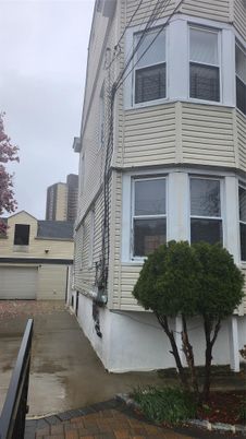 Exterior, Facade, Rowhouse