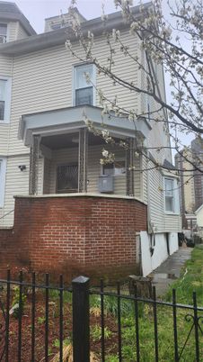 Exterior, Facade, Brick Facade, Queen Anne Victorian